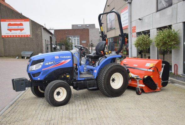 tracteur_tondeuse_a_fleaux_avec_ramassage.jpg